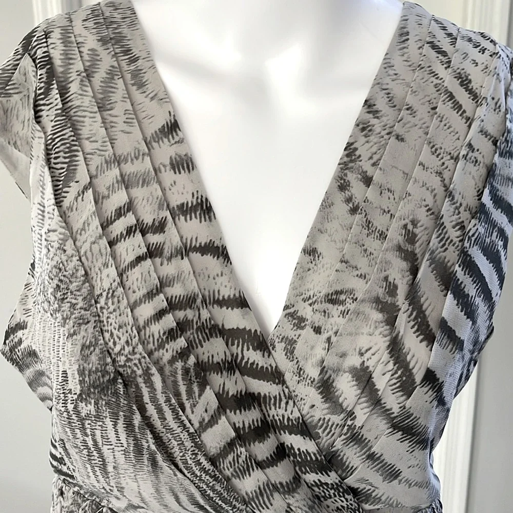 Banana Republic Animal Print Gray Lined Sleeveless VNeck& Back Side Zip Blouse 4 - Picture 5 of 10